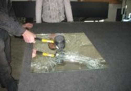 Разбиваем зеркало с пленкой